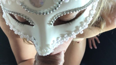 Anna Shpilman: Una ragazza nuda con una maschera succhia delicatamente un cazzo....