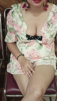Fată sexy goală cu prietenul ei de la birou în timp ce joacă un joc de hârtie