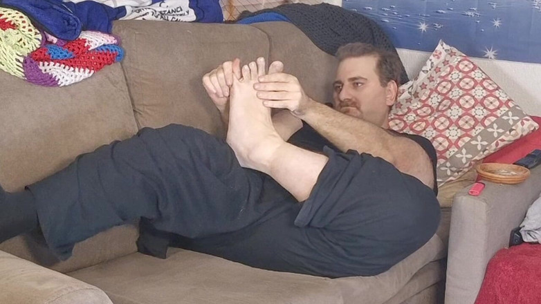 ChubbyDaddyBearLuka: Chubby Daddy Bear Naked Dirty Feet