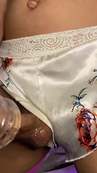 Trans masturbándose gran polla con juguete Fleshlight