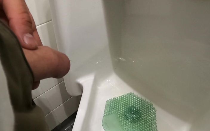 Russie good boy: Peeing ve společnosti Urinal