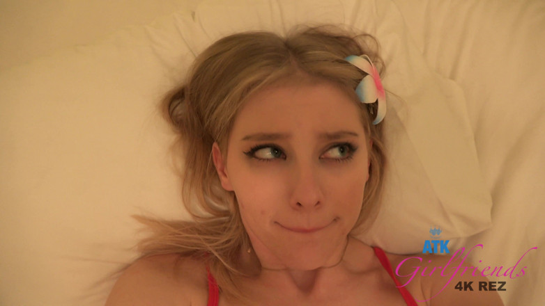ATK Fans (Girlfriends): Vous trouvez Melody au lit qui veut un massage et...