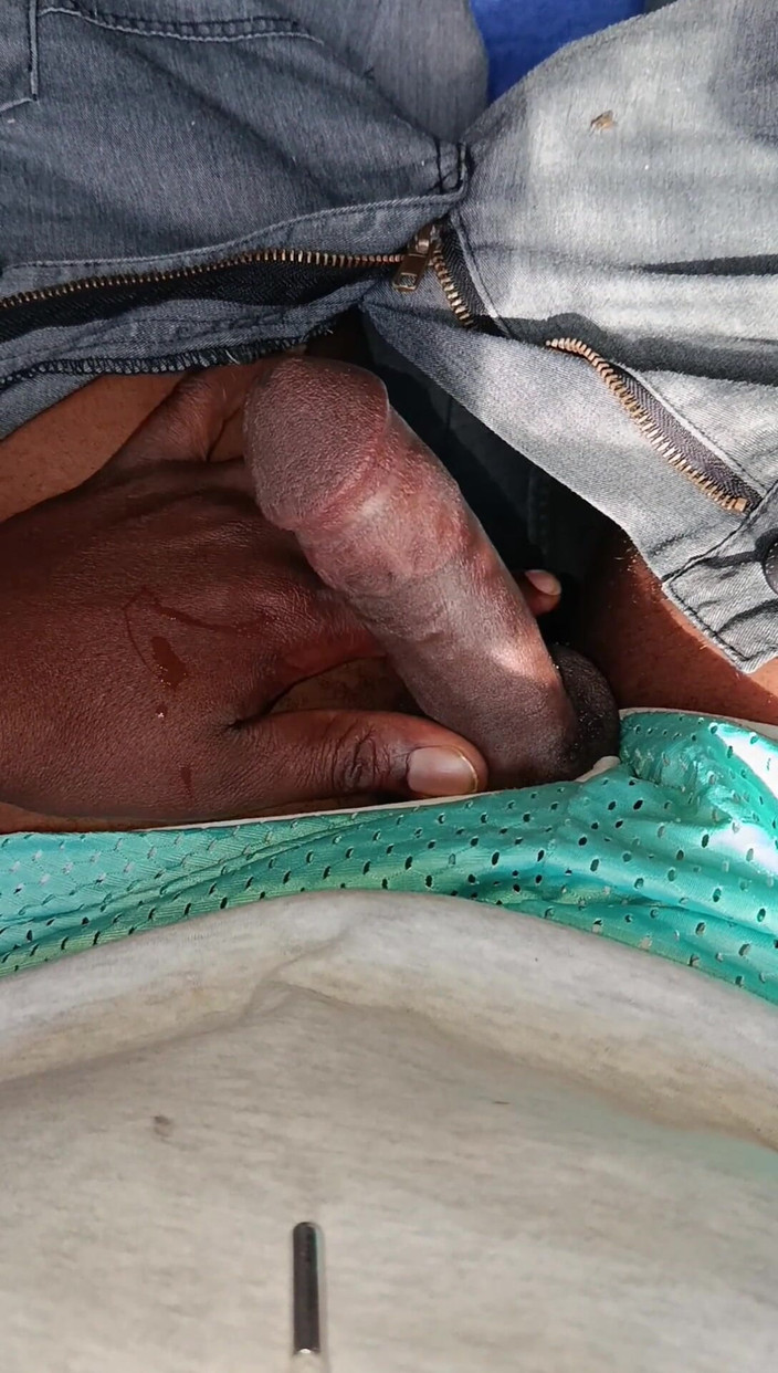 Kenyandick: Nadržený muž hladí a bije chlupatá péro a uvolňuje obrovské...