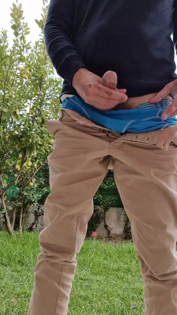 Rafael Torreano: 庭で素早くオナニー