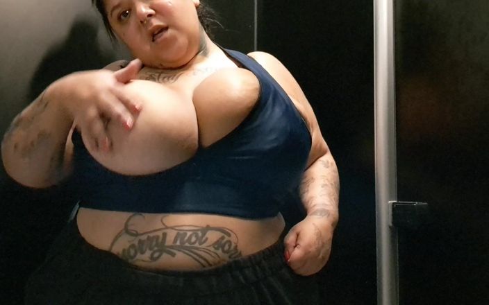 Mary Jhuana: Presumiendo después del entrenamiento en el baño del gimnasio
