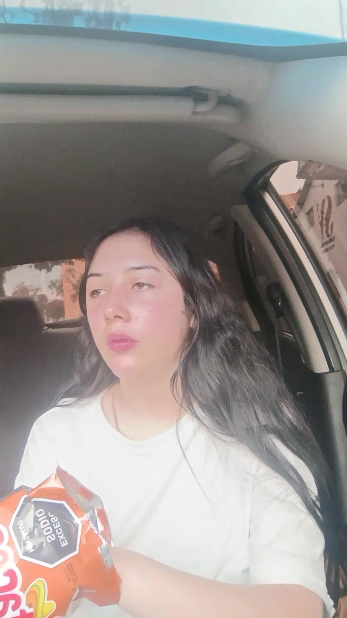 Golden domme: Arabada yemek yiyor