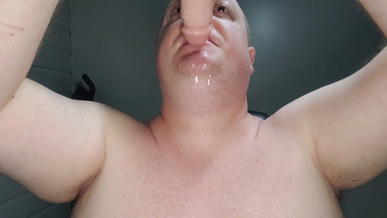 Charlieboy69: 딥쓰롯 얼굴 섹스 거대한 킹 자지 딜도