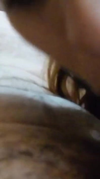 Pacar imut lagi asik nyepong kontol pria kulit merah