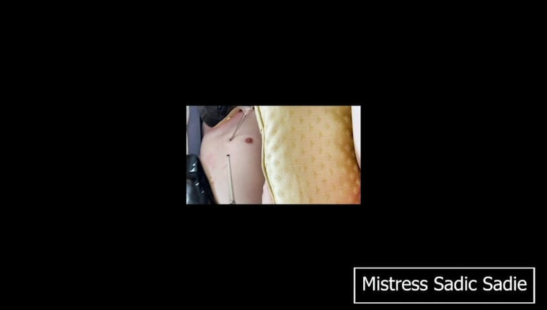 Sadic Sadie: Dominuj w czerwonej bieliźnie.