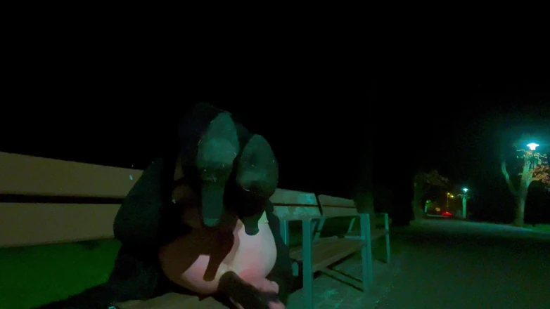 Zhenya Sissy: Femboy la nuit dans le parc