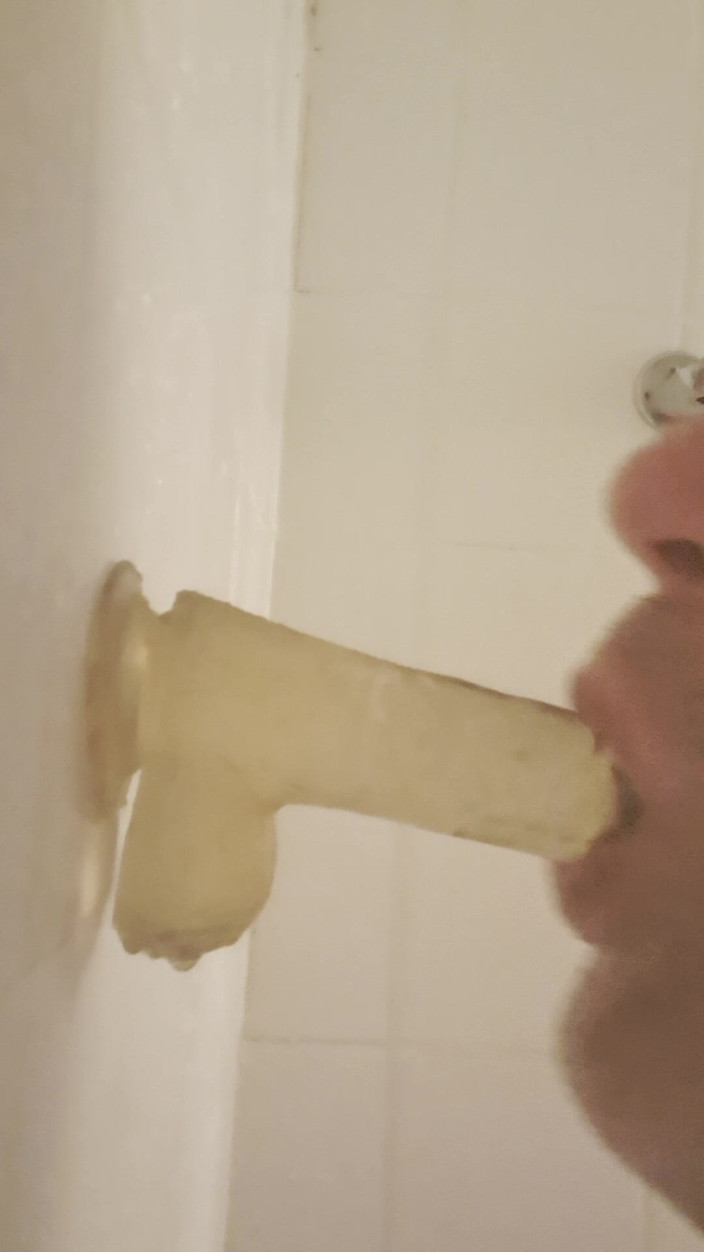 Fickspecht: Să Sugi Jocuri Sub Dușul Rece