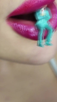 Giantess zjada 7 małych osób i trawi