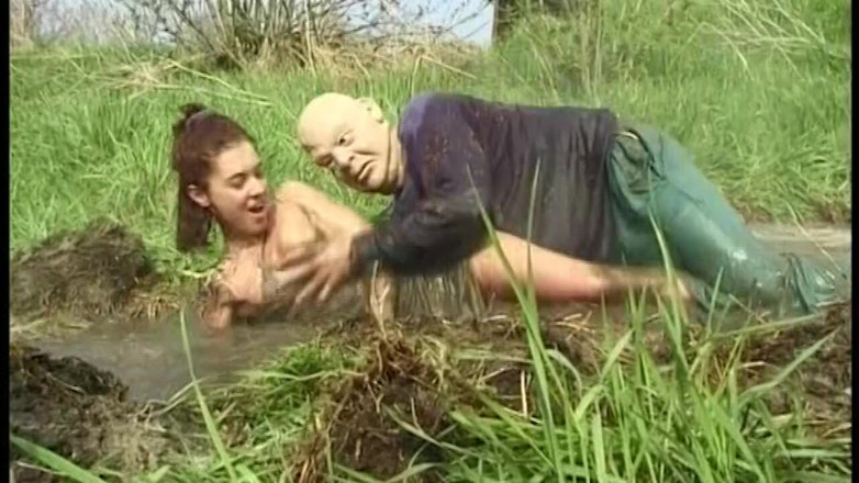 VELVET1984: Nenasytná brunetka MILF je ošukaná v Bahně
