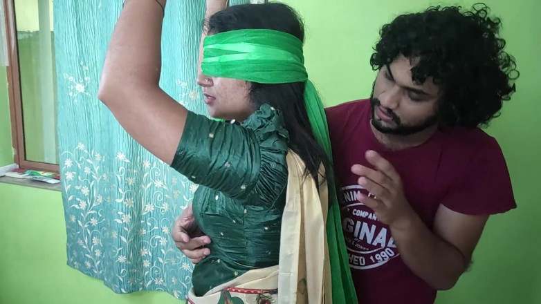 Vaigavarun45: Kerala Half Saree BDSM ruka svázaná na stropě a prsa...