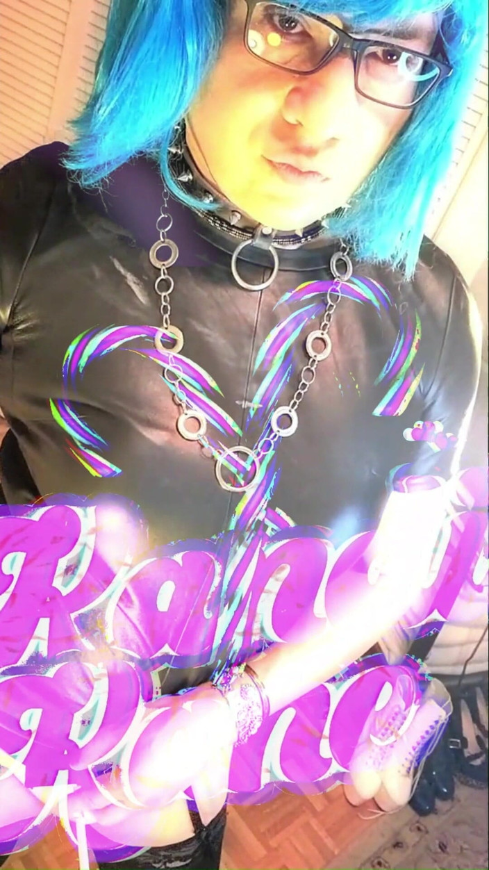 kandiKane: Сексуальная сисси-шлюшка играет с ее тугой маленькой задницей