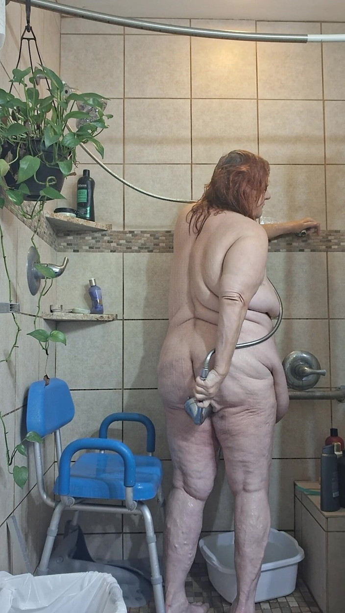 BBW nurse Vicki adventures with friends: Vicki พยาบาลสาวงามตัวใหญ่เหงื่อออกและต้องฉี่!