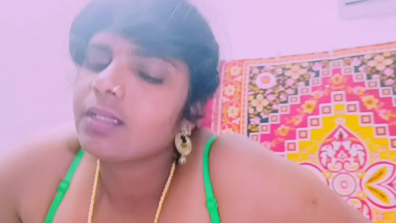 Telugu honey lips: Indiana tiazinha do interior fodendo pau não natural