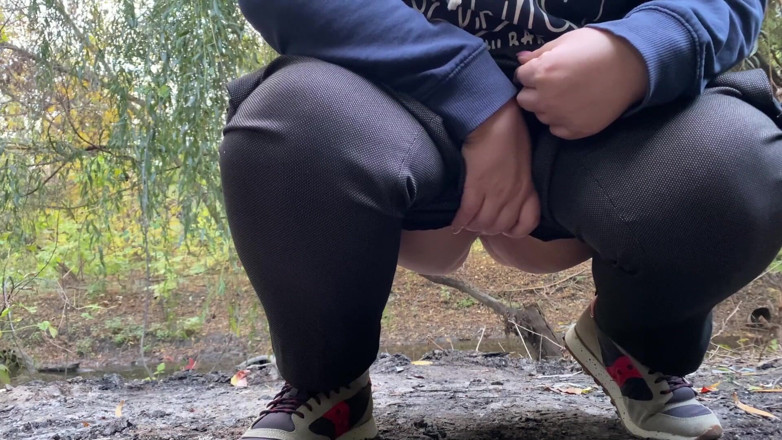 Elena: 穿着裤子的熟女在户外撒尿
