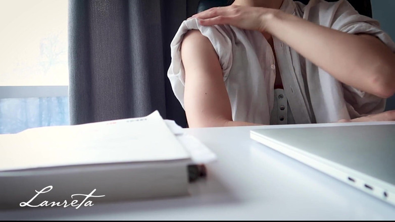 Lanreta: Office muscle show for the coworker