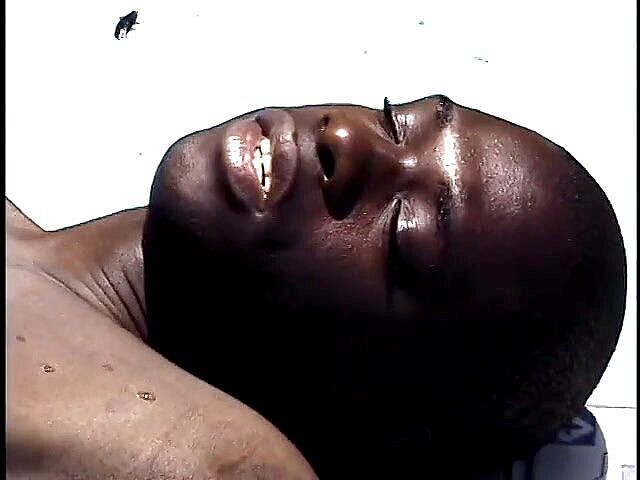 Gays Case: चॉकलेट ब्राउन हंक पूल में अपनी गांड चाटती है