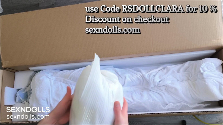 Sex 'n Dolls: Sexpuppe ASMR auspacken und titten reiben