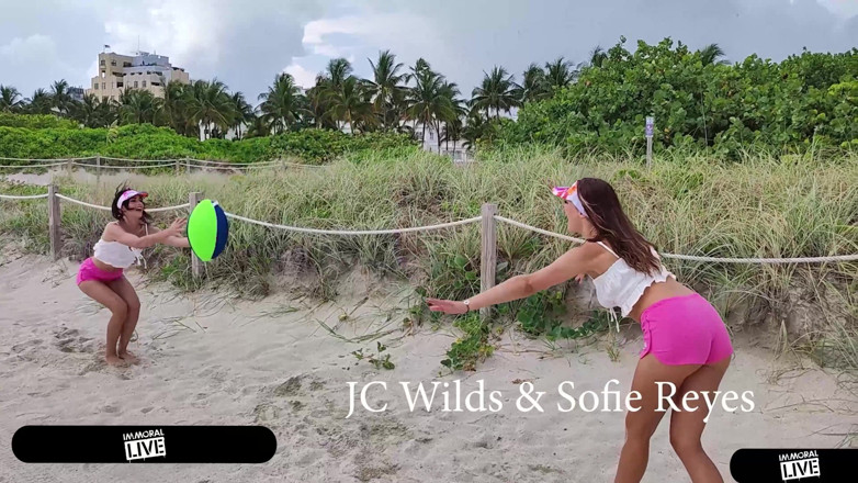 Immoral Live: สาวๆ เล่นบอลชายหาดขนหมอยาวนิดๆ Jc Wilds &amp; Sofie Reyez โดนแตกใน 4 คน - Immoral Live 4K
