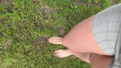 Feet: Marcher pieds nus sur l’herbe