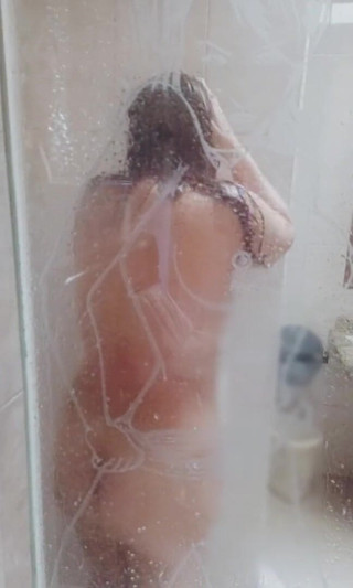 Andromeda89: Komşu beni siktikten sonra duş aldım ama amcamın beni kaydettiğini...