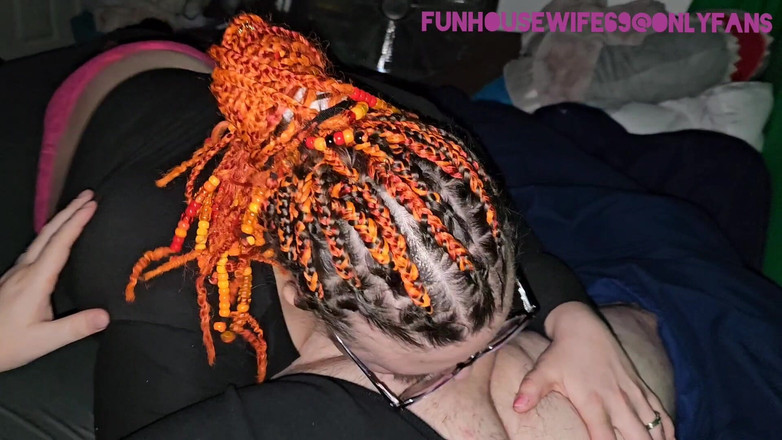 Funhousewife69: Задница в розовых трусиках, поглощает его член и кончает