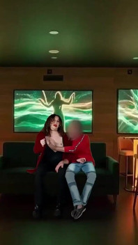 Saya masturbasi manajer klub karaoke dan suami saya memfilmkan semuanya