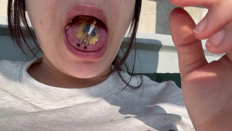 AmayaMori: Obryně dívka najde malého muže ve svém pytli se žetony a...