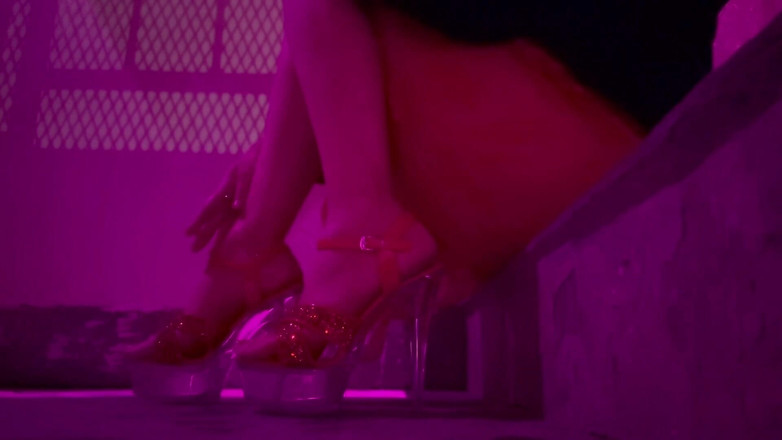 Artemisia Love: Artemisia suka banget sambil pakai sepatu hak tinggi di luar...