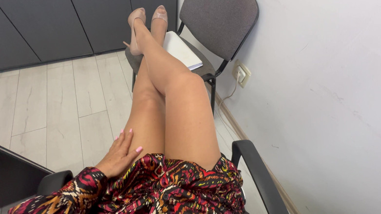 Step Mommy: Hot Elegant Stepmom Shows off Her Sexy Legs in High...