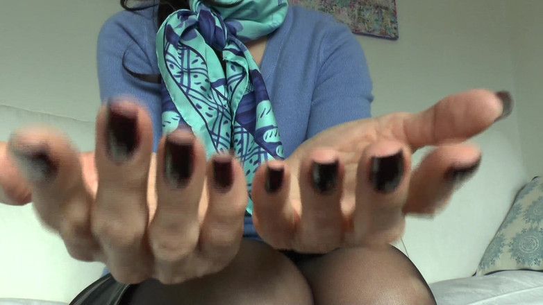 Lady Victoria Valente: Unghii misterioase întunecate, doamna Victoria Valente