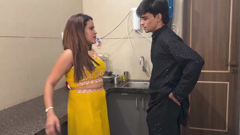 Next short: sundar patni kichan men khaana bana rahi thi jab pati...