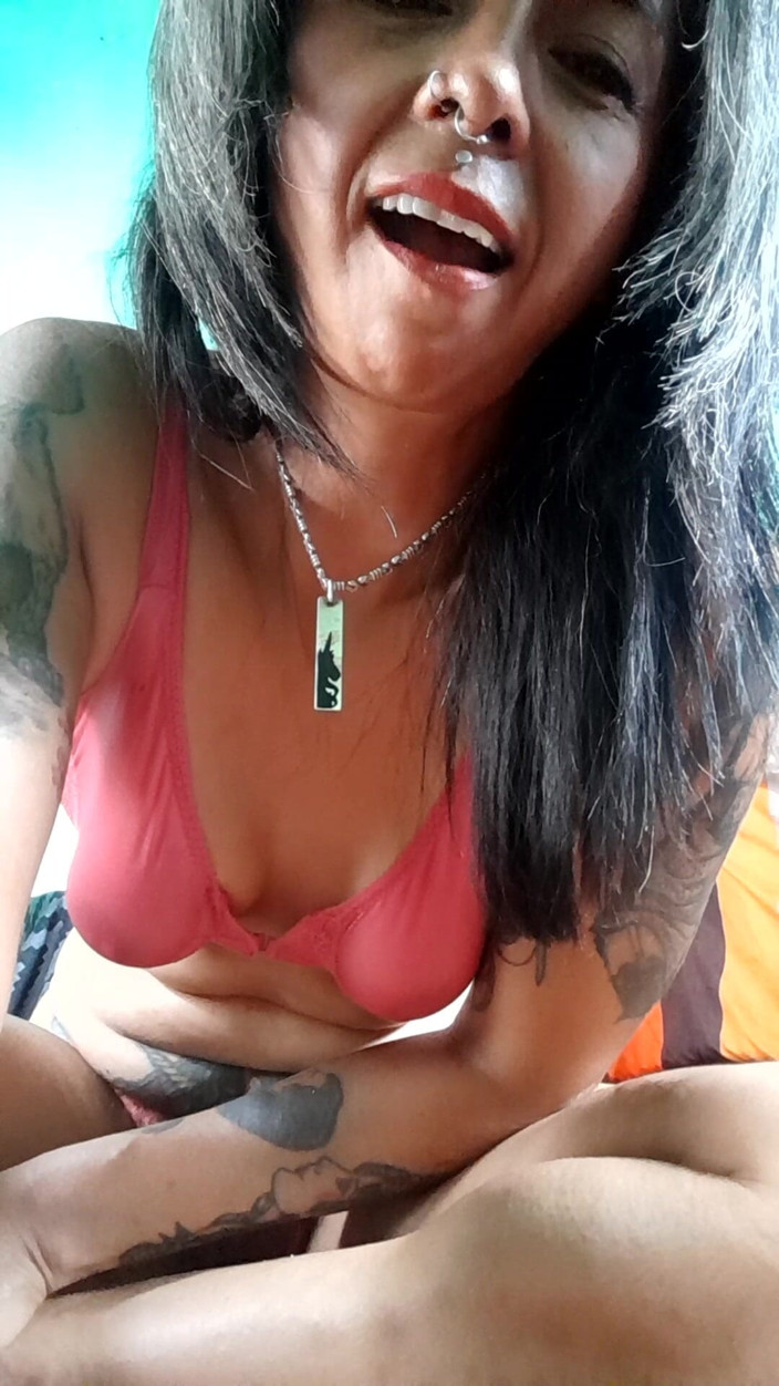 Casia Castro: Tentazione rosa: fuma e le dita dei piedi