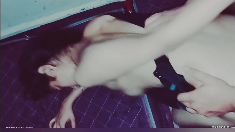 Hot Sis: Nadržená manželka šuká s přítelem manžela