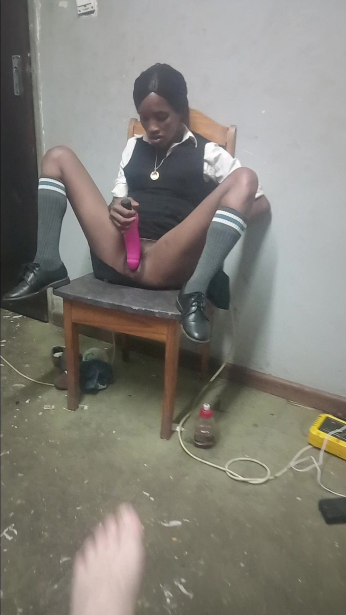 hothouse18xxx: 핑크 바이브레이터로 노는 18살 발정난 소녀