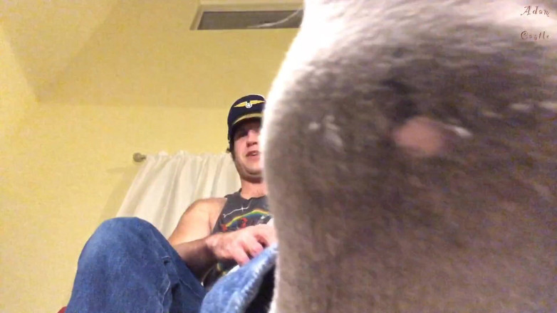 Adam Castle Solo: Riesenpilot neckt &amp; doms sissy mit socken