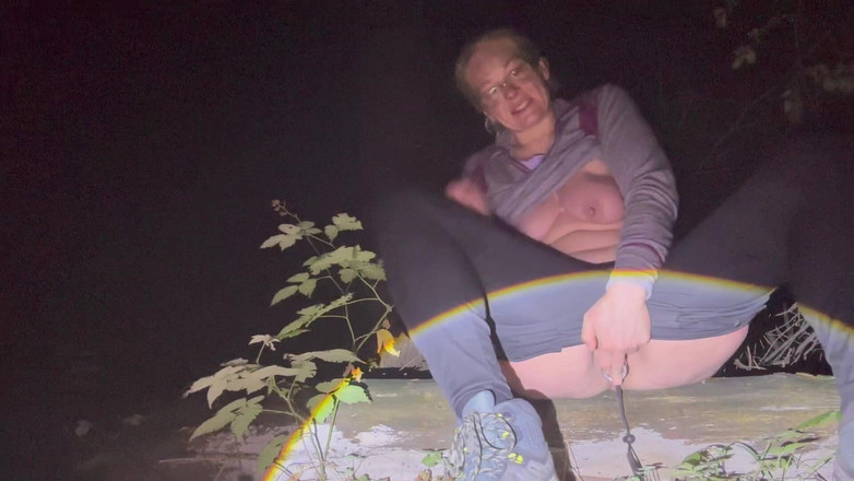 Putarankahotmilf: 在森林里用肉光自慰