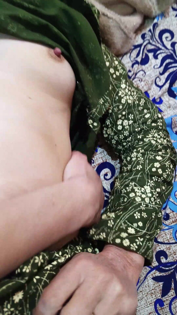Pathani 420: Paki ciocia Posiadanie cycków masaż ze swoim chłopakiem w łóżku