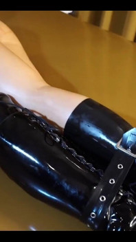 Hai búp bê cao su hoàn toàn cao su trên tấm latex với mặt nạ khí và container chất lỏng