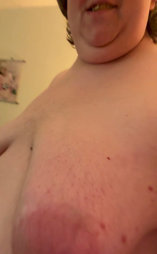 Moobdood: Ngh..s..所以我一直在服用domperidone并试图每天抽2次我的乳房。还没有牛奶，但我的乳头是如此敏感，t