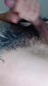 Masturbation intense jusqu’à ce que je jouisse sur mon ventre