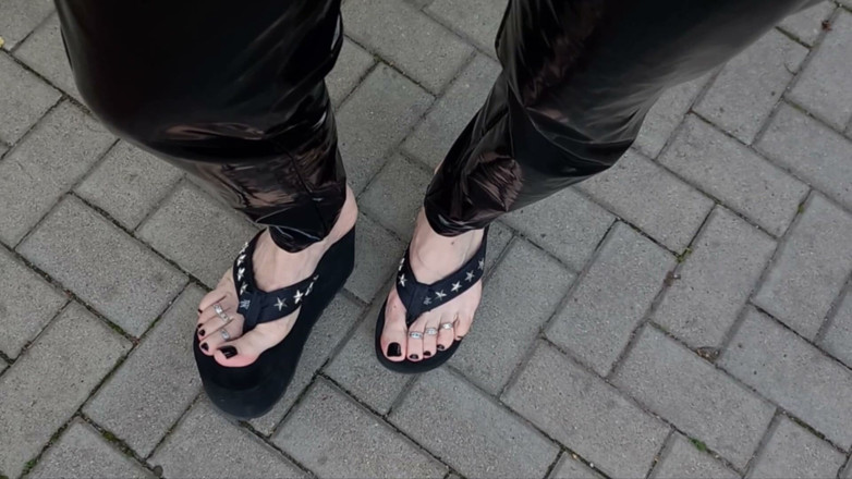 Heelex: Travestiet in latex legging en platformstrings