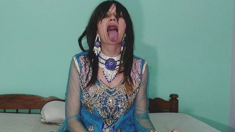 Bolly Karma: Verslaafd aan grote zwarte lul die sletterige milf slikt