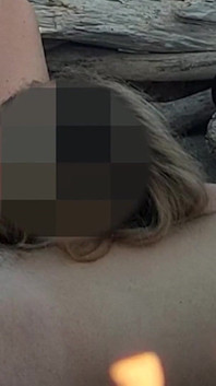 Mostrando el coño - un extraño atrapó a mi padrastro tocando mi p ... Una playa y se pajeó la polla - Misscreamy