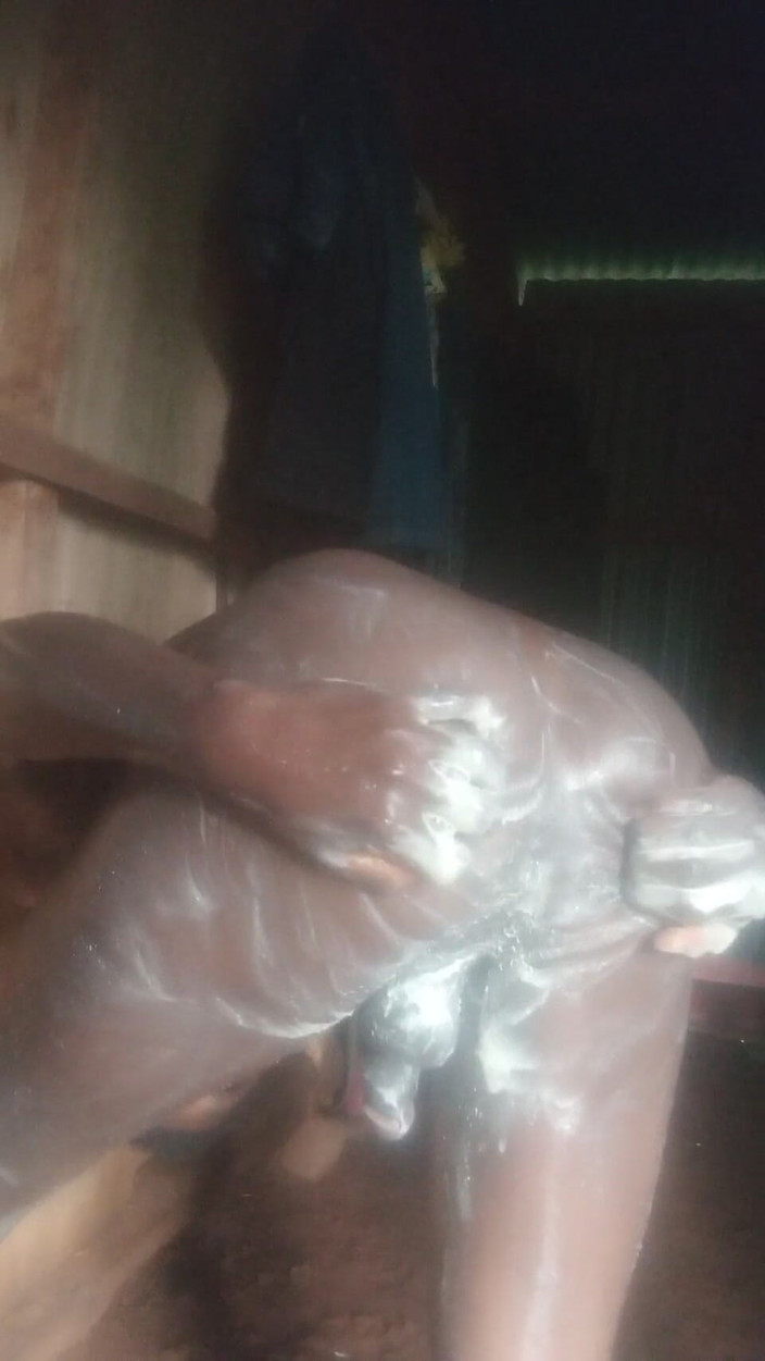 Sexyjayla254: Velmi nezbedný muž musí po sprše vystřelit velkou nálož