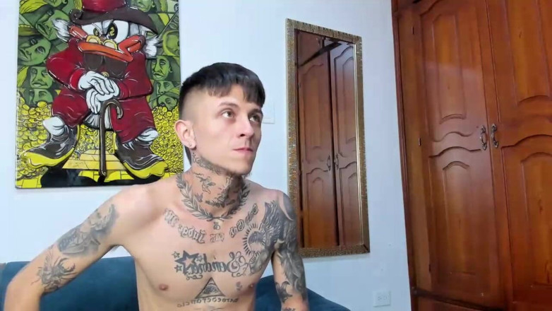 Megan and Max: 我的继兄岳母在镜头前操我,让我的内裤湿了