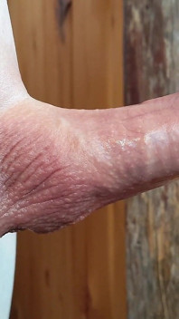 Pula mică virgină fără păr bravează rece pentru unele tachinare cu mâinile și scurgeri de spermă